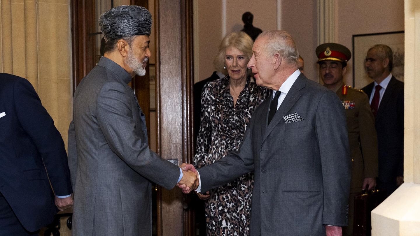 Britische Königsfamilie: Charles und Camilla verabschieden sich auf Schloss Windsor