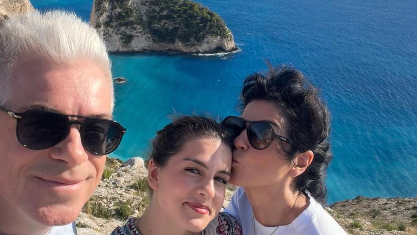 Feiertagsgrüße 2026: Ein fantastisches Urlaubsfoto – doch alle haben nur Augen für ihre Tochter Lily