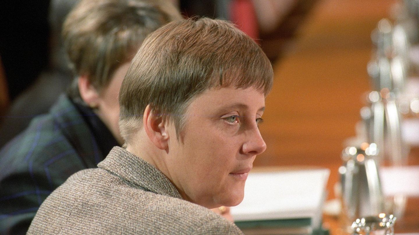 Angela Merkel: Was ist mit ihrem Markenzeichen passiert? Angela Merkel: Was ist mit ihrem Markenzeichen passiert?